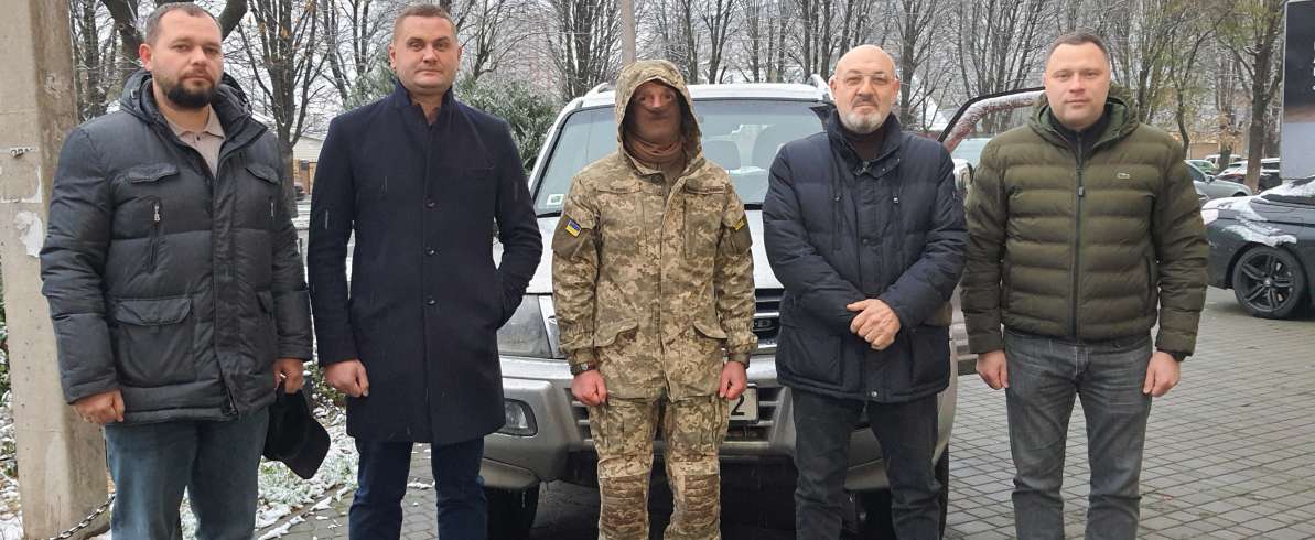 Черкаські партійці передали військовим черговий автомобіль